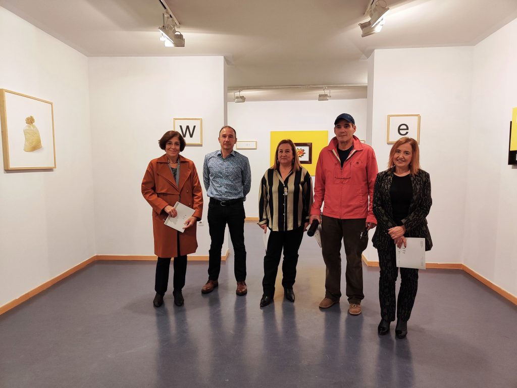 Inaugurada en el Campus de Ponferrada la exposición ‘Viento en Pop’ del artista Manuel Uría