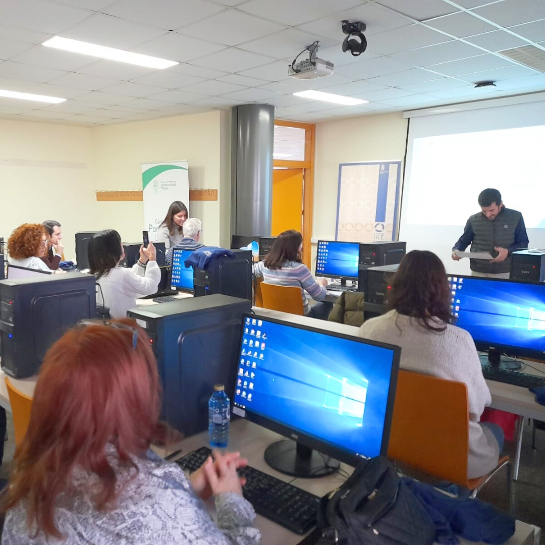 En este momento estás viendo Una veintena de educadores aprenden a utilizar herramientas de IA en el Campus de Ponferrada